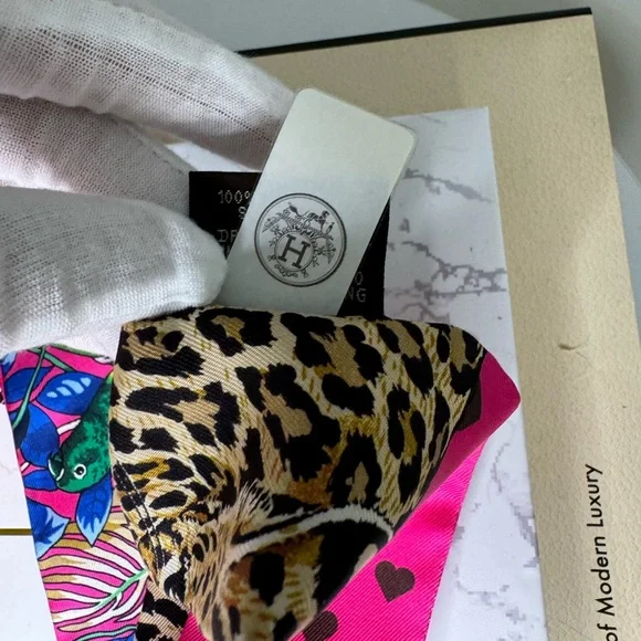 HERMES Silk Jungle Love Twilly Rose Vif Blue Roy - Picture 5 of 7